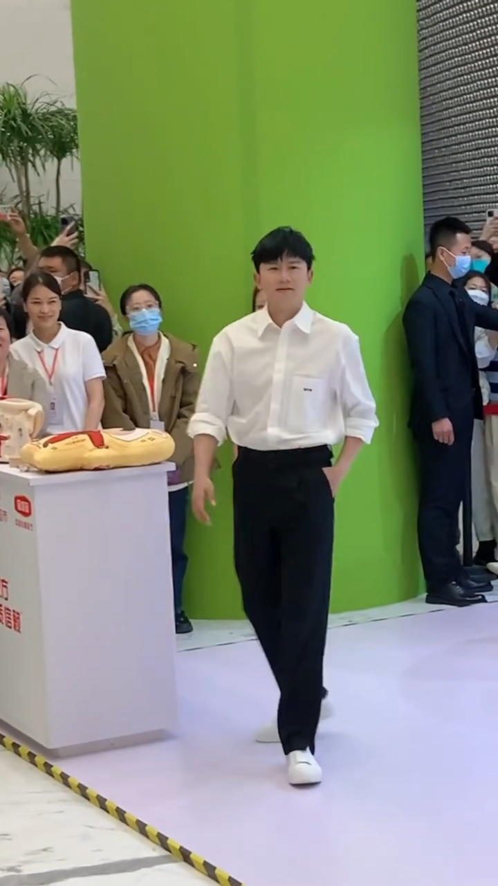 张杰白色衬衫搭配黑色裤子,帅气十足!