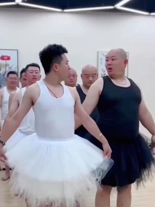 孔雀舞 小天鹅的装扮跳孔雀舞，好起来了#搞笑舞蹈##优质视频激励计划#
