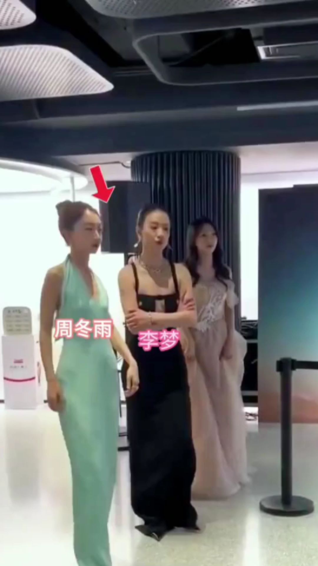 周冬雨学小鸭子走路,太可爱了。