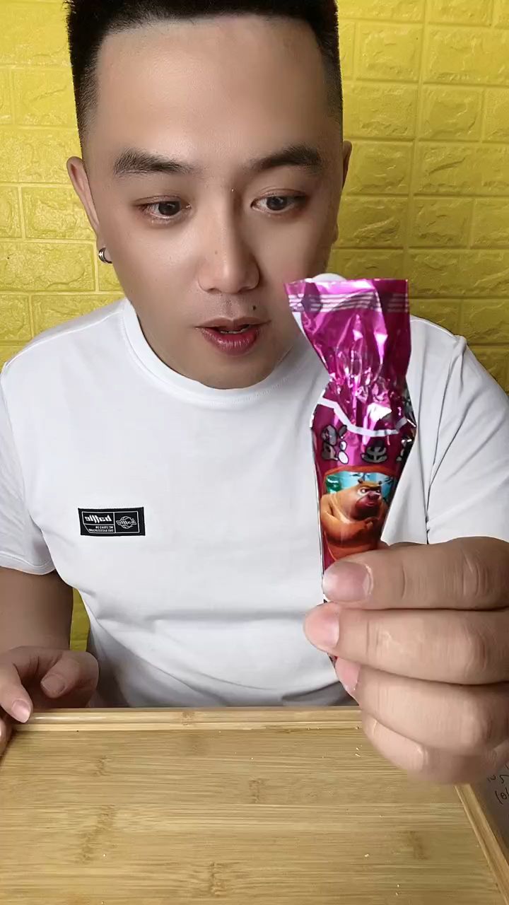 粉色的蛋卷巧克力