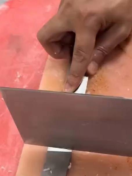 厨师用尺子切肉,切出来的肉块分毫不差