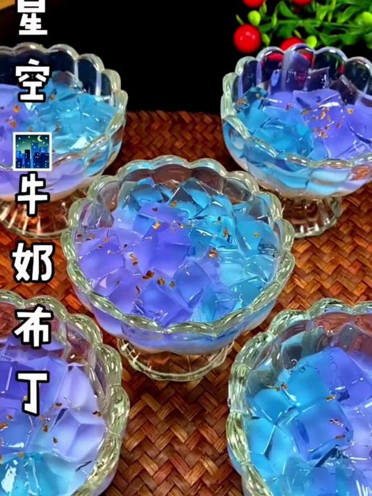 夏日必备梦幻星空果冻，清凉爽口又解暑，太喜欢了#自制果冻 #白凉粉的100种吃法 #自愈美