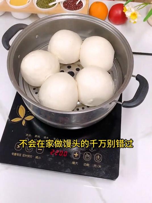 用这个馒头模具,一按一压馒头就做好了,干净又好吃