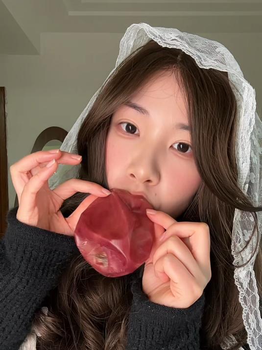 今天是黑暗料理王～#吸吸 #吸妃 #苹果 #黑暗料理 #蛇果