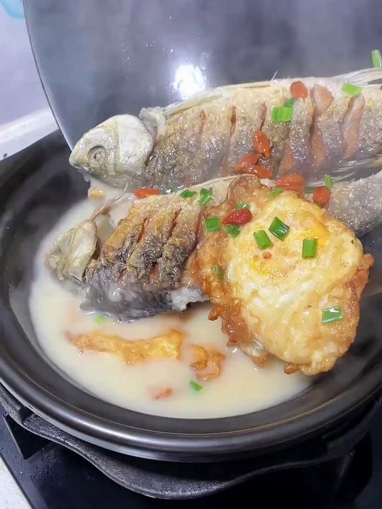 嫩滑汤荷包蛋鲫鱼汤:蛋滑鱼嫩,口感超丝滑