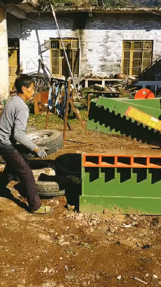 鳄鱼剪即鳄鱼剪切机,是机床的一种。