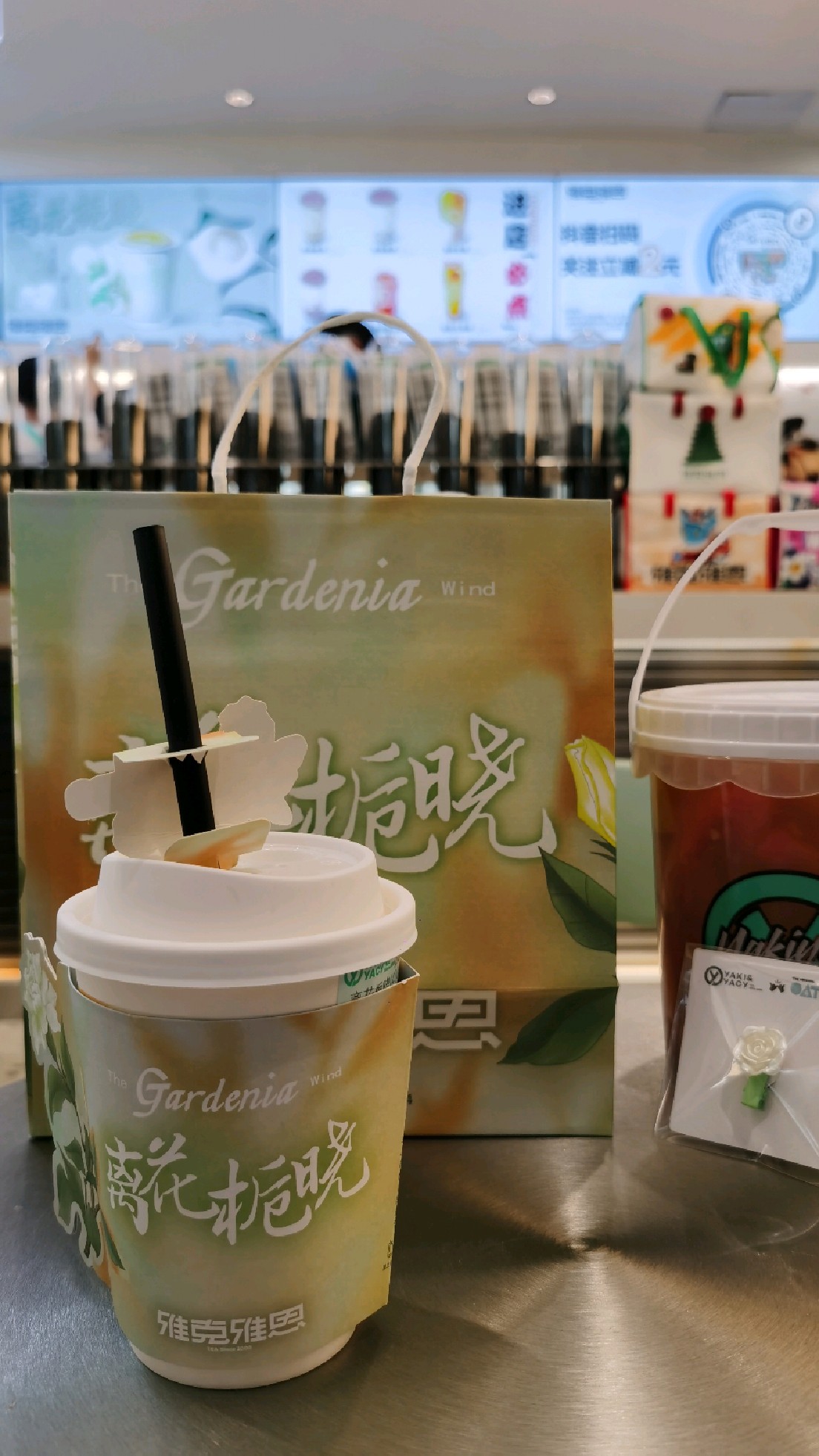 奶茶店卷起来有多拼?连杯套都特制,带着栀子花香气,才10块多一杯