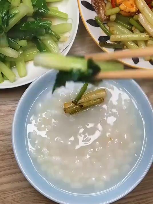 多吃粗粮好处多，真的可以试试这个白糯玉米粥哦！配上小菜吃绝了