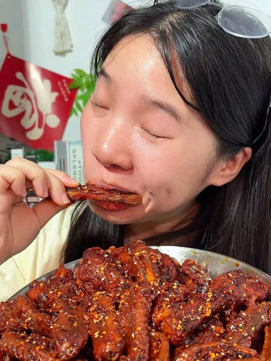 zl这可不是零食，这是给能吃辣的宝子准备的爆辣鸭全翅，也是真的好吃！#鸭全翅# #零食推荐