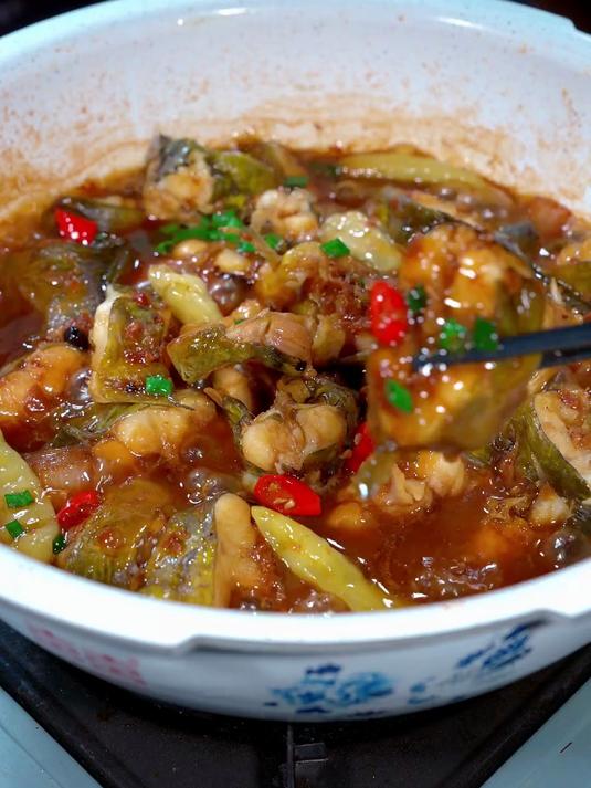 这样做的高压锅鲈鱼，酱香浓郁鱼肉鲜嫩