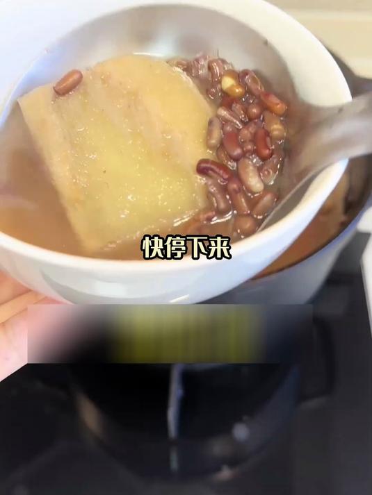 祛湿润肤赤小豆粉葛鲫鱼汤:排湿 + 补蛋白,肌肤更透亮