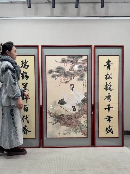 中式的别墅客厅中堂挂画推荐这套松鹤延年