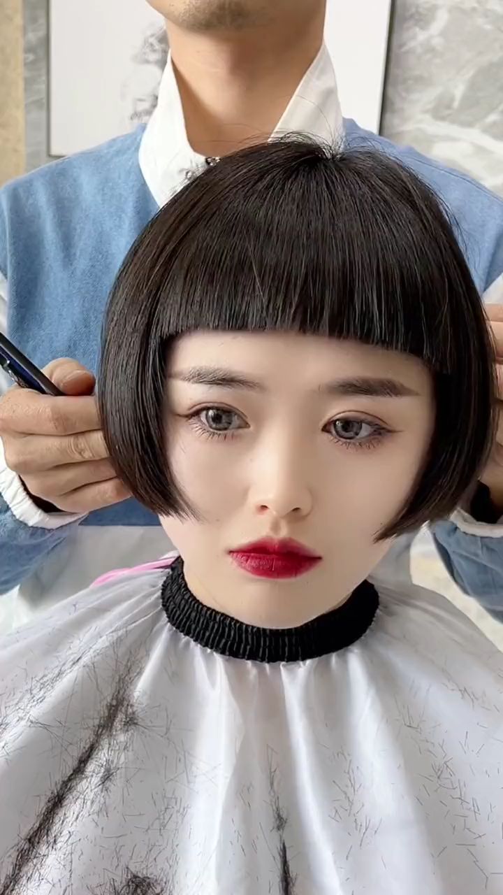 一款女士短发发型,剪一个动漫刘海,让总个发型前卫,不张扬。