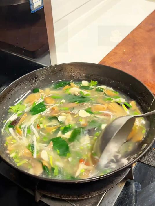 山西农村宴席上一道特别美味的鱿鱼汤好多朋友都喜欢喝，汤鲜味美