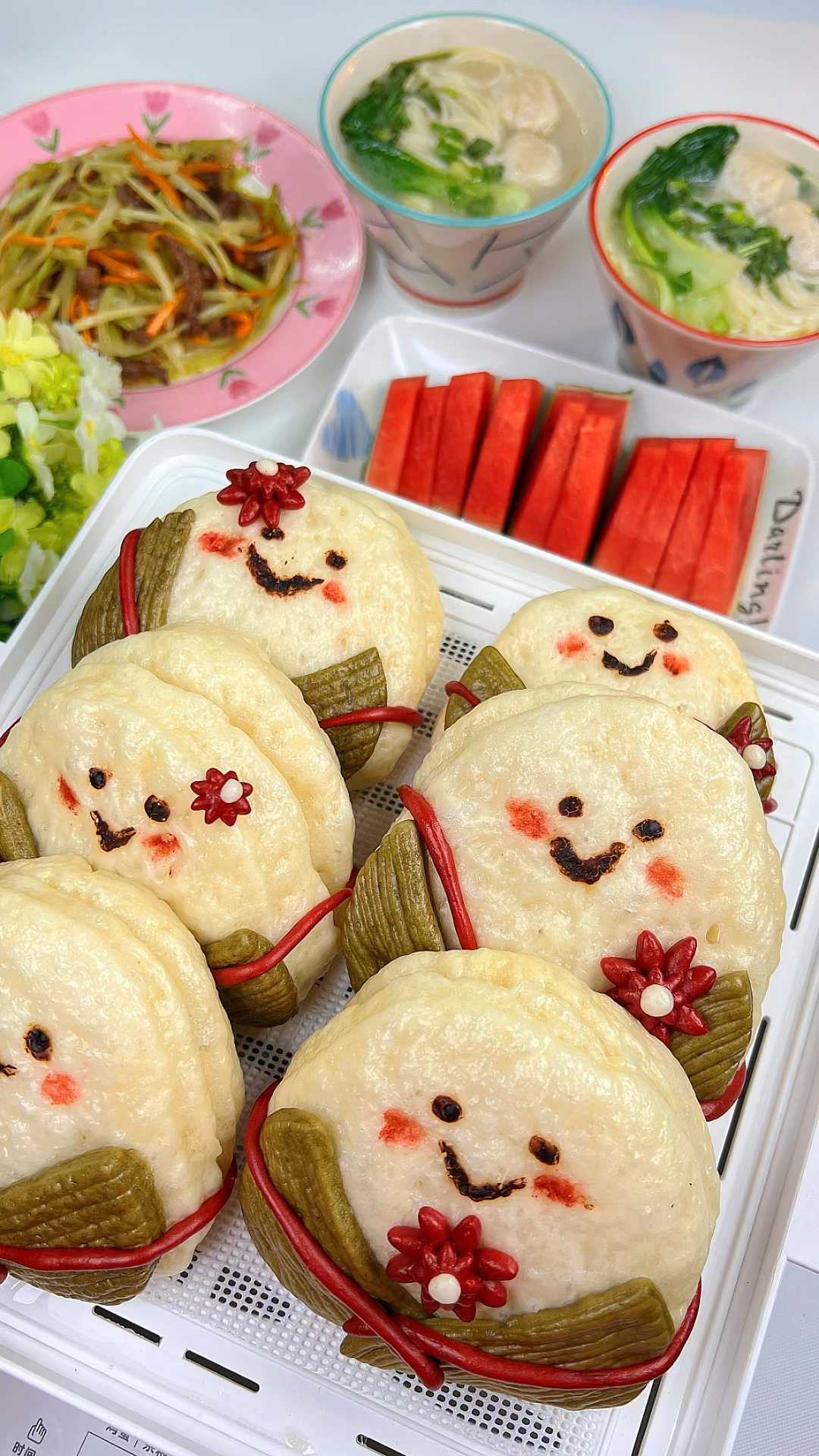 小学生早餐365天不重样 卡通棕子馒头 鲫鱼汤面 芹菜炒牛肉 开启美好的一天