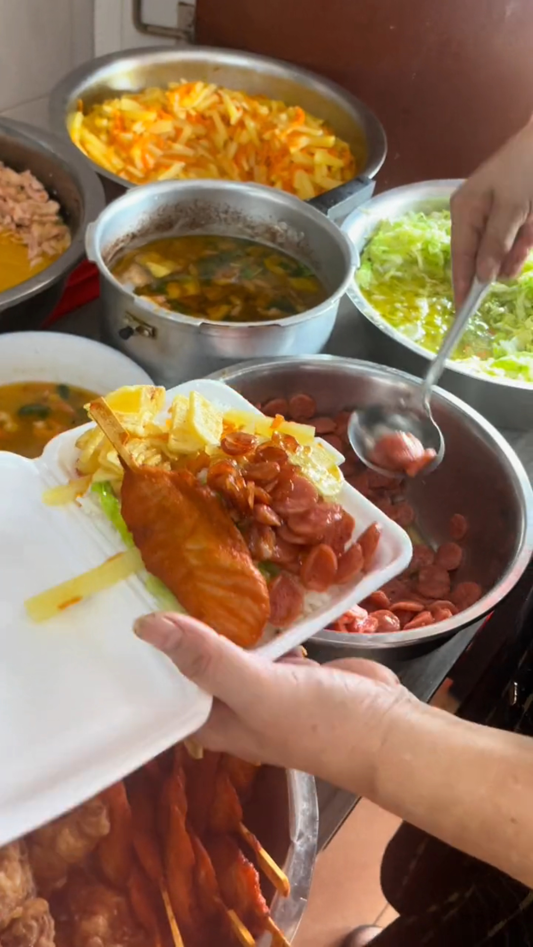 开在学校旁边的快餐店,价格便宜,菜式多多