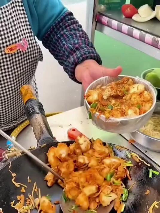 大姐做饭真有创意,炒馒头