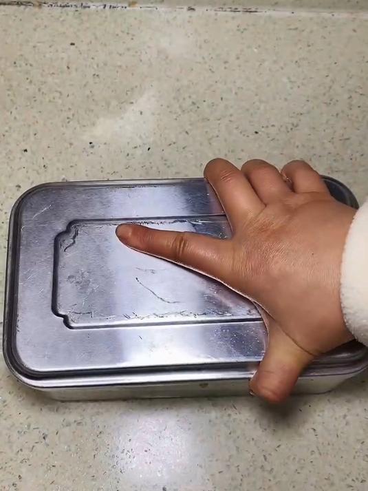 初中生午餐饭盒:腊肠腊鸭腿双拼焖饭,猕猴桃酸奶