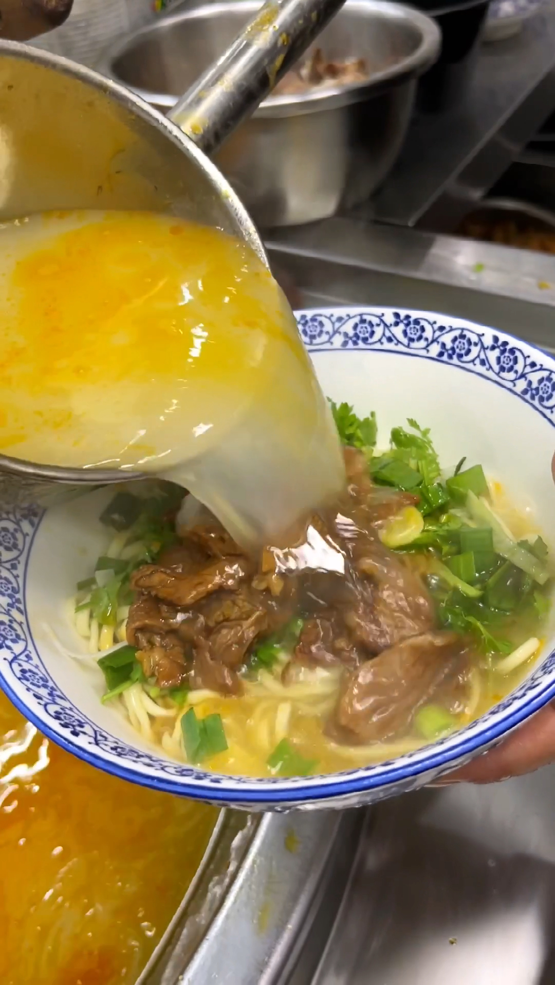 三种牛肉汤汤底,还有十二种小菜,还有牛肉火锅卤菜,毫无保留