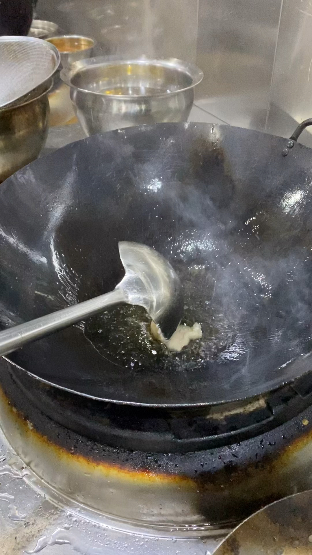 这大厨炒个蔬菜顺涨工资,你说值吗?