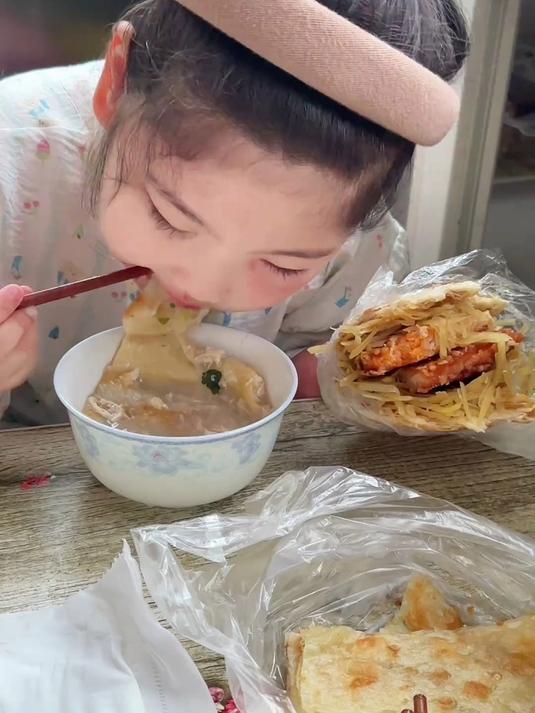 济宁人类幼崽美好的一天是早上把油饼溺死在美味的糁汤里面