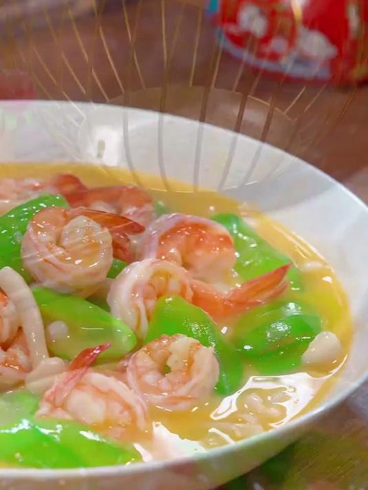 炎炎夏日来上这么一盘清爽又鲜美的丝瓜烩虾仁，真是美味极了