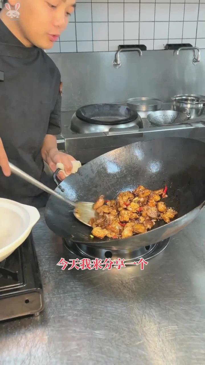 豆豉煎焗鸡,这道菜是广东传统名菜,不放一滴水