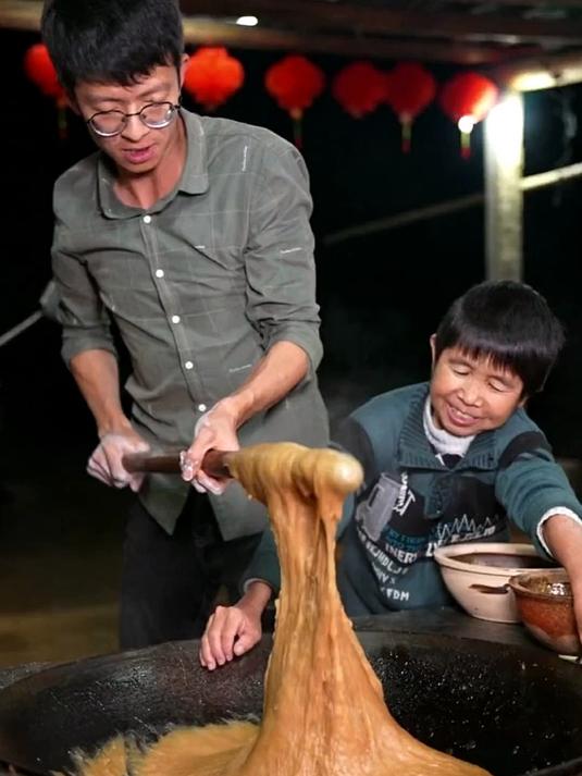 做年糕是庆贺新年的传统，香甜软糯，满是年味和童年回忆