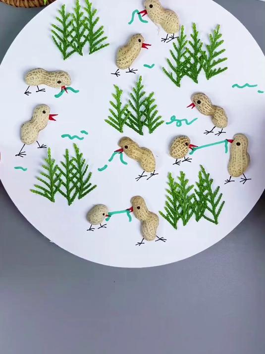 秋天到了,用树叶和花生壳来做个小鸡吃虫图,简单又好看