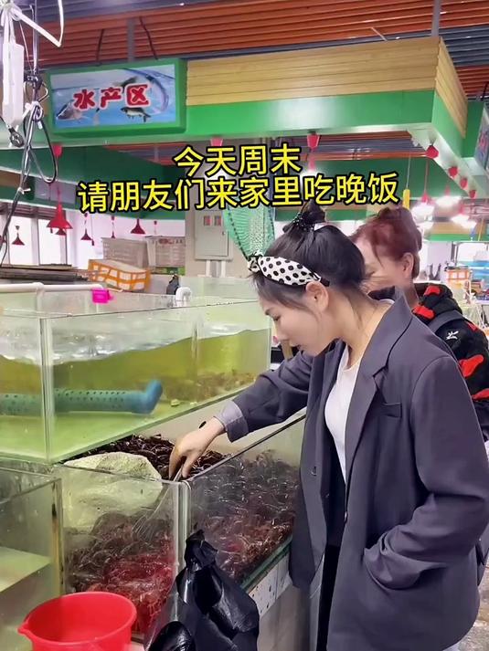 今天花300元,2小时做了一桌菜,请朋友们来家里吃饭