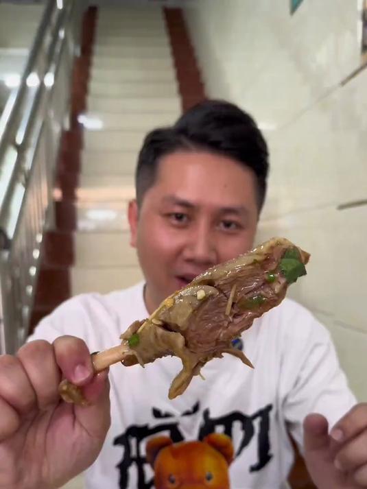 广西名菜干捞白切鹅，煮熟配上开胃秘制酱汁，味道酸甜爽口