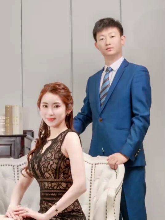 和日本老婆图图、终于去补拍结婚证照片了