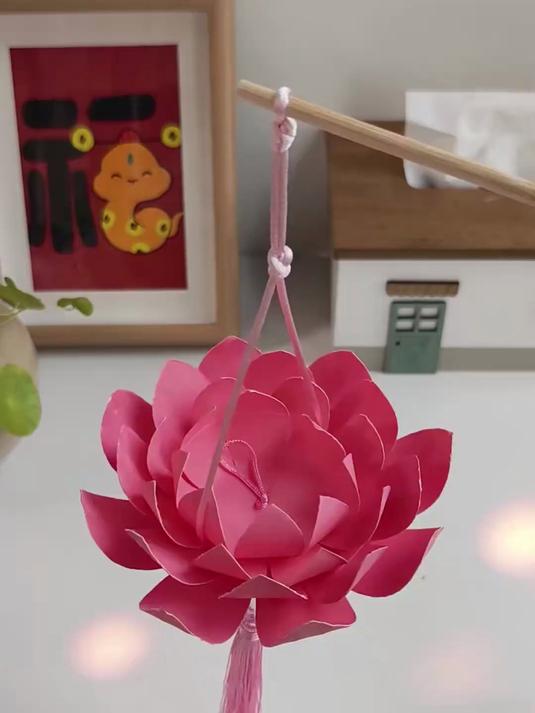 用蛋糕纸盘来做莲花灯,制作简单,一看就会