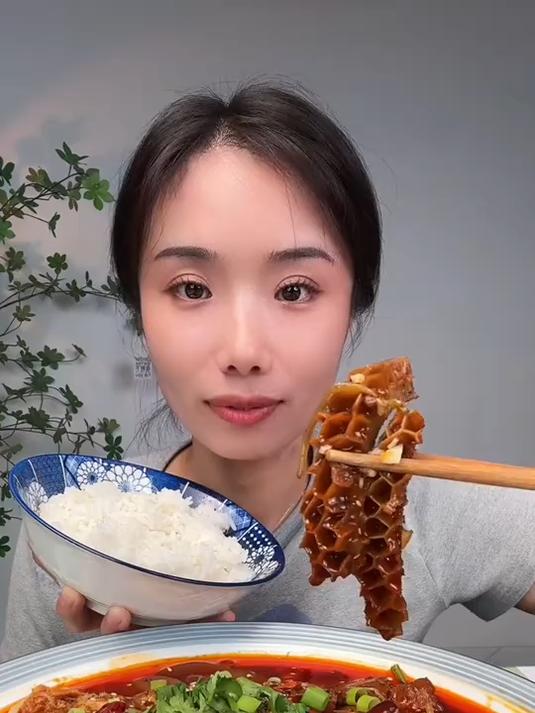 红油冒菜登场满碗红亮诱人食材吸满汤汁好吃哭了