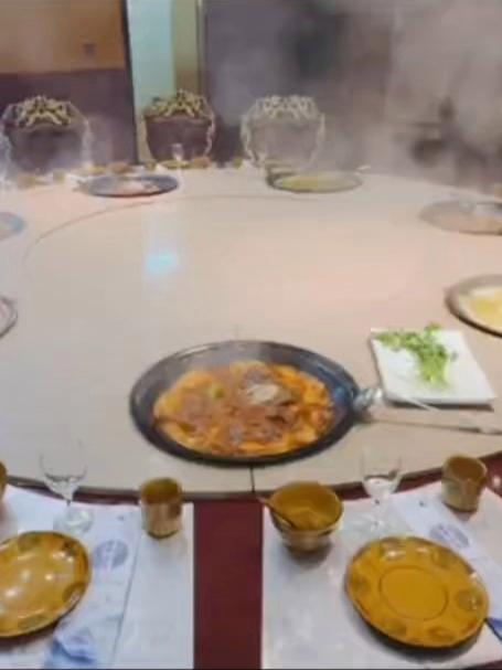这一桌子铁锅炖也太豪横了吧!一桌子可以吃七种口味七个锅?