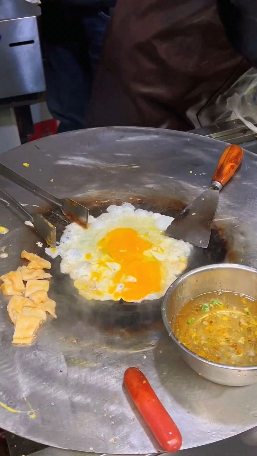 鸡蛋饼和鸡蛋灌饼一样吗?