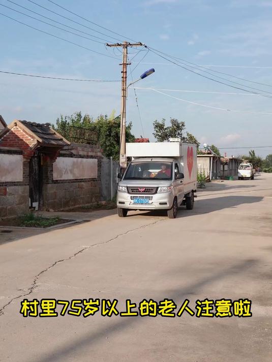 小贺今天给老人做《大虾炖萝卜》小界石村,来的高龄老人特别多
