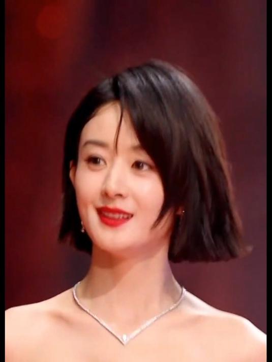 赵丽颖星光大赏太美了!身穿抹胸礼服,秀出手臂肌肉,气场十足