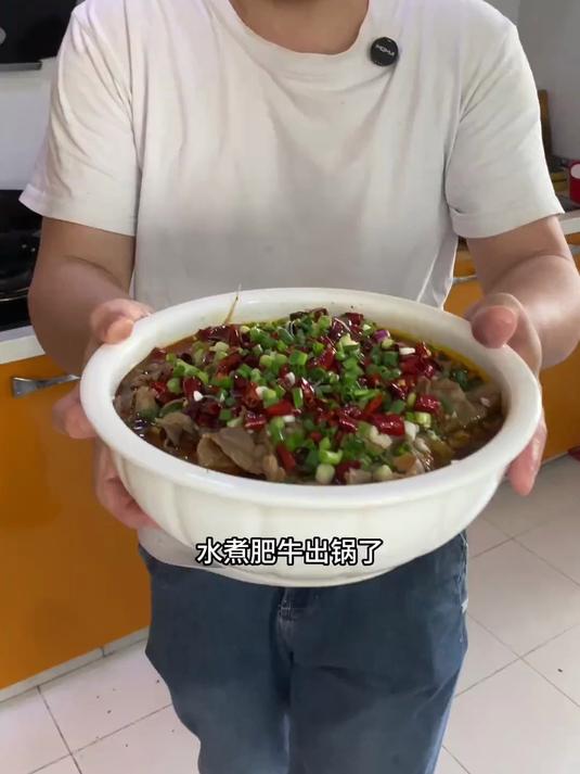 今天的水煮牛肉卷太下饭啦!