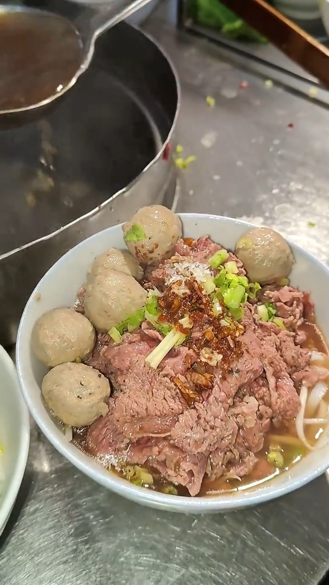 早餐来一碗牛肉粿条汤,在潮汕地区很多这样的牛肉店,以牛肉质量取胜,不以环境取胜。