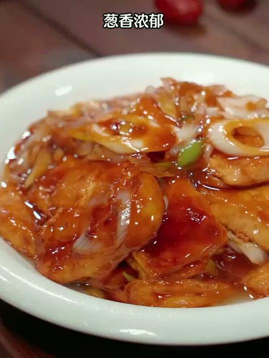 葱烧豆腐做法简单，葱香浓郁，配上米饭真的比大鱼大肉还好吃葱烧豆腐