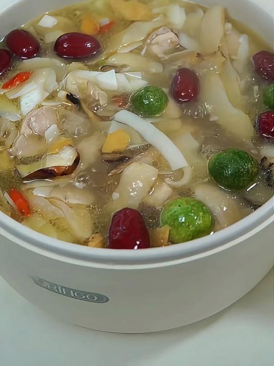 超快速的椰子鸡，还是懒人版的，汤汁鲜甜巨好喝，鸡肉入口滑嫩！