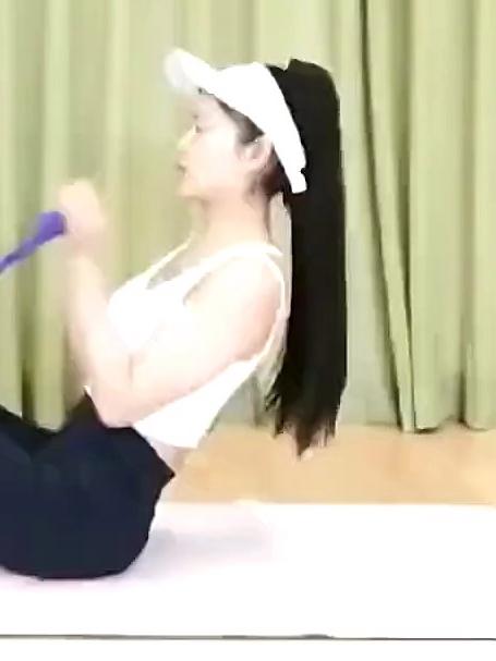 四五十岁女人,腰部赘肉多,试试这款“脚蹬拉力带”,种草了