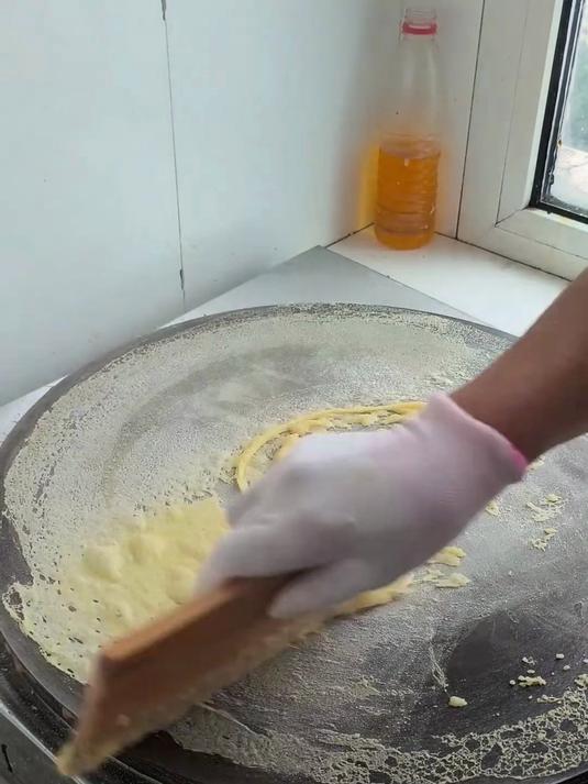 摊煎饼就是干装修的一把好手,用料少,刮的平