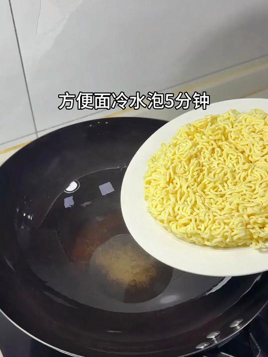 方便面和鸡蛋这样做真的太香了
