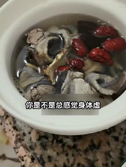 香港人夏季养生,阿胶炖乌鸡汤温和滋补不燥热