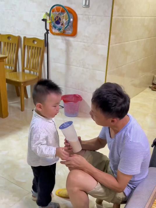 萌娃为了喝奶茶,真是献尽了殷勤。爸爸想让你明白一个道理