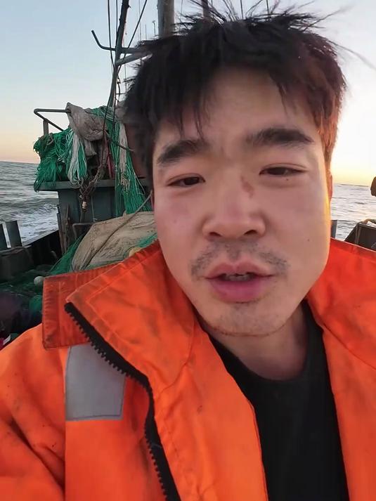 人生就像撒网，下的时候苦、等的时候煎熬，但只要肯坚持#出海捕鱼##日常##海鲜##渔船#