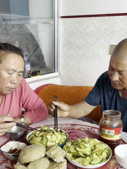 老爸干啥被挨骂了？香喷喷的大馒头真馋人