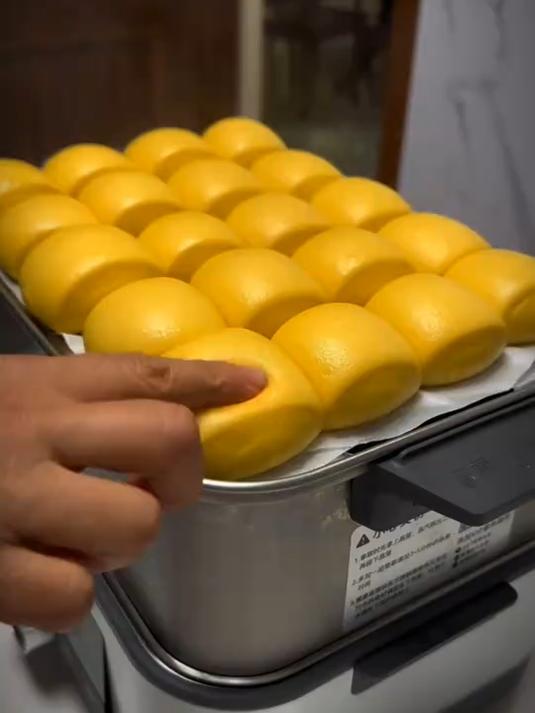 今天给孩子们做胡萝卜馒头